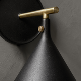 מנורת קיר יצוקה